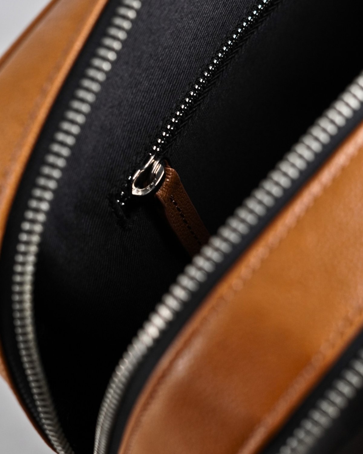 Executive Men's Original Leather Briefcase (Rich Tan)
