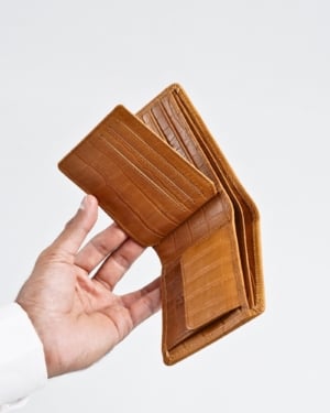 Hudson Men’s Original Leather Wallet (Almond Croco Brown)