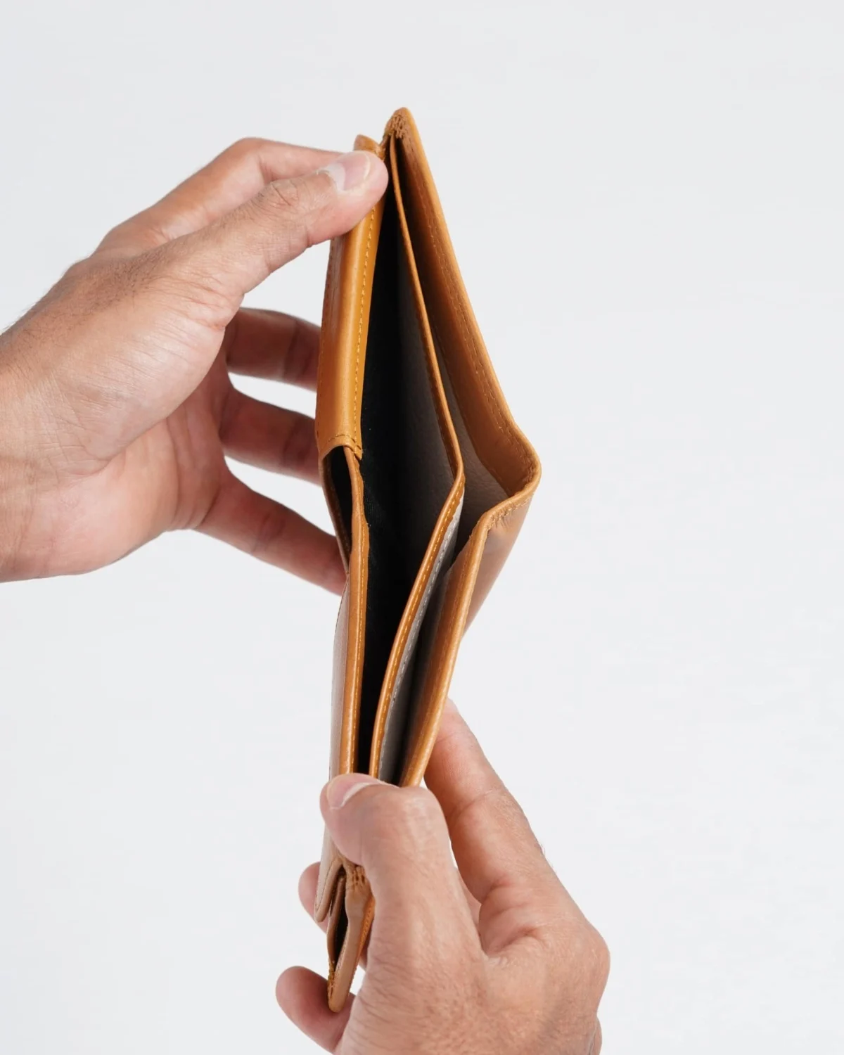 Tanner Men’s Original Leather Wallet (Almond Brown) Tanner Men’s Original Leather Wallet (Almond Brown)