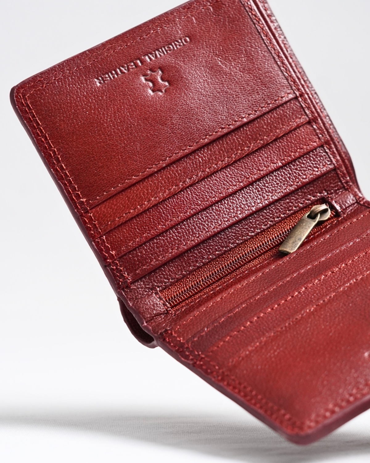 Aubrey - Men’s Original Leather Wallet (Brown & Cherry Blend) Aubrey - Men’s Original Leather Wallet (Brown & Cherry Blend)