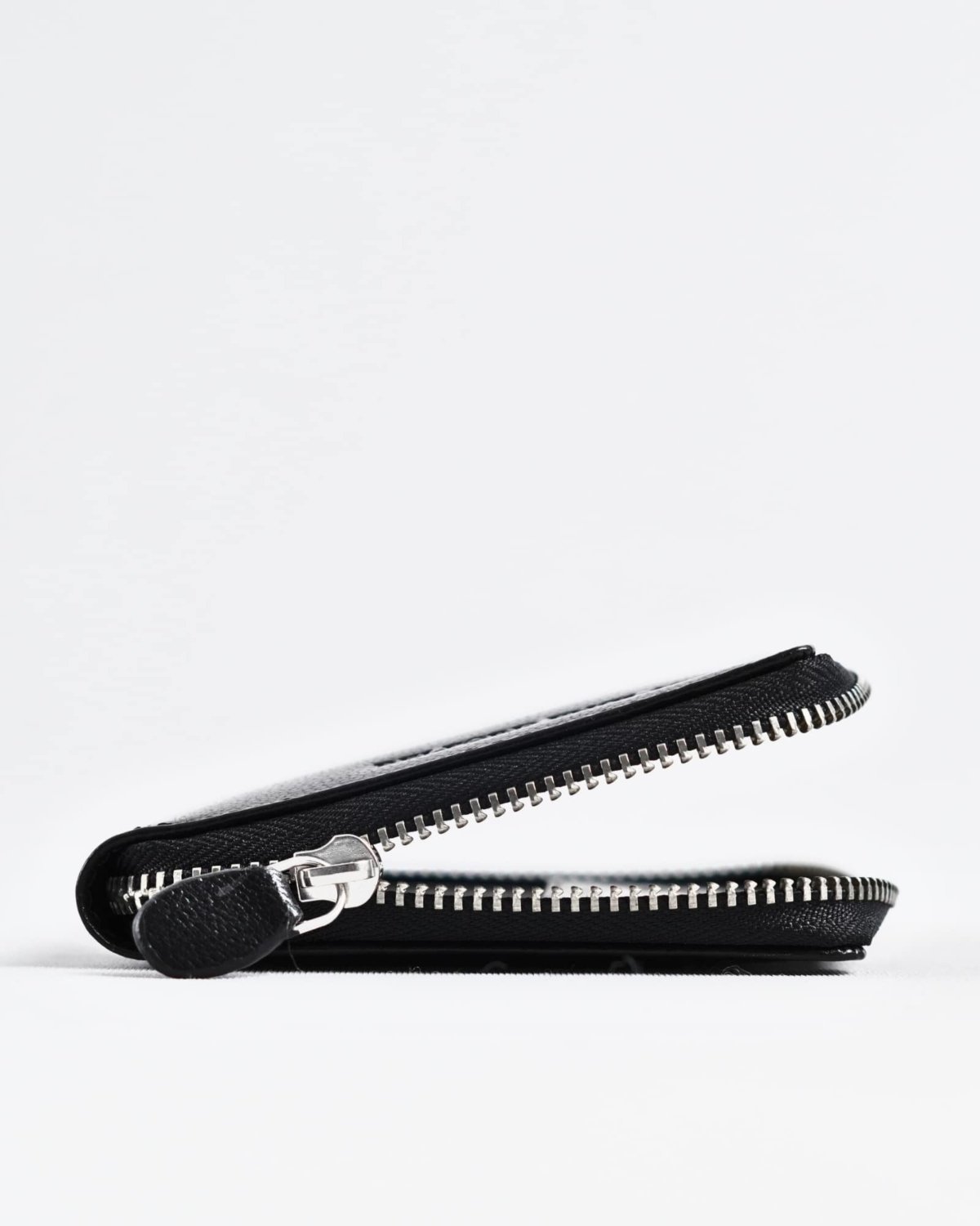 Oliver - Original Leather Sleek Passport Holder (Black) Oliver - Original Leather Sleek Passport Holder (Black)